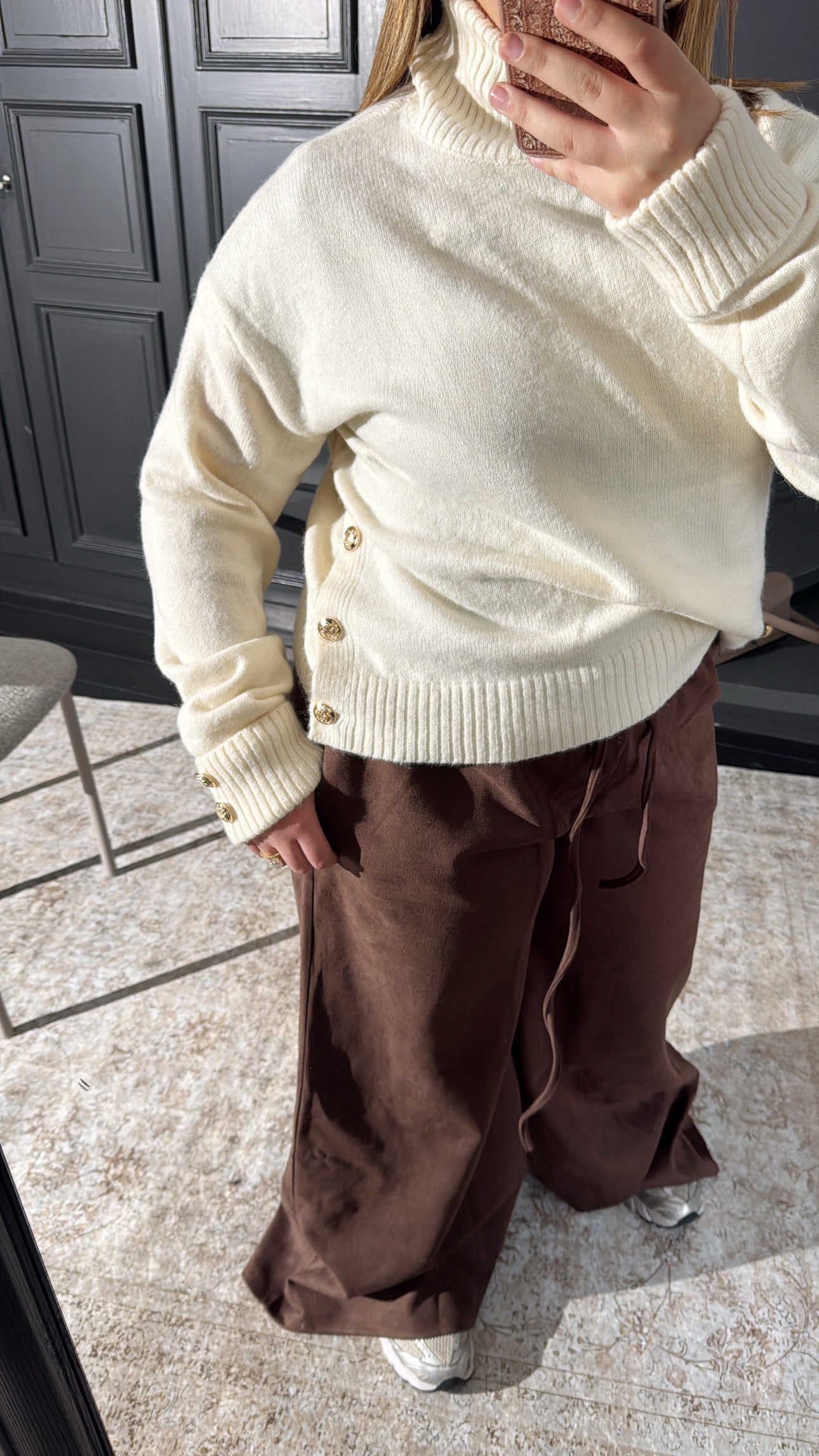 Pull col roulé blanc — boutons dorés MAISON ZINA