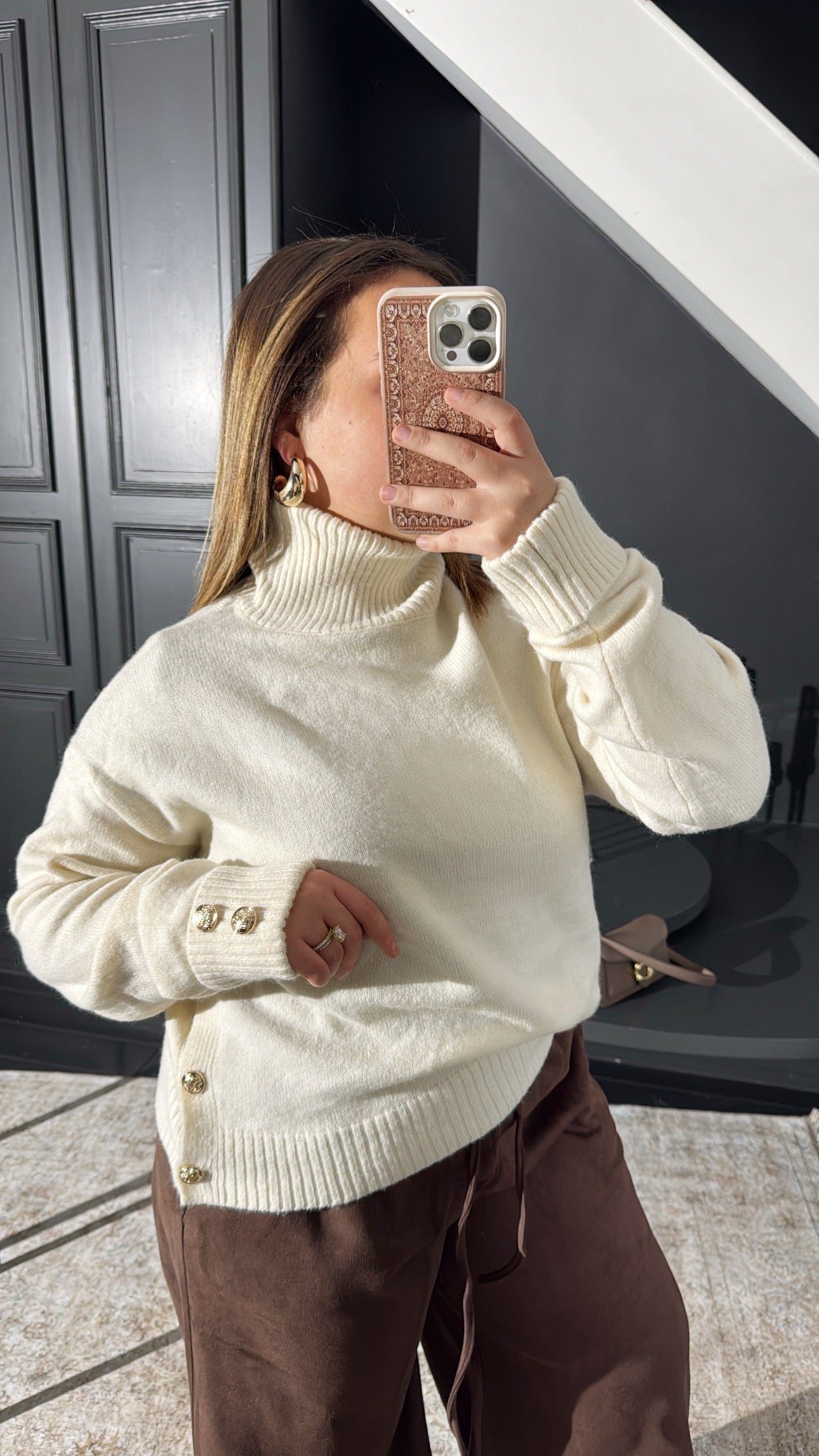 Pull col roulé blanc — boutons dorés MAISON ZINA
